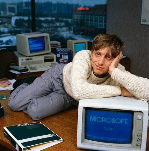 Bill Gates, CEO da Microsoft, reclina-se em sua mesa em seu escritório logo após o lançamento do Windows 1.0. 1985 Bellevue, Washington, EUA