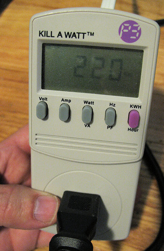 Kill-a-Watt showing 220w power usage