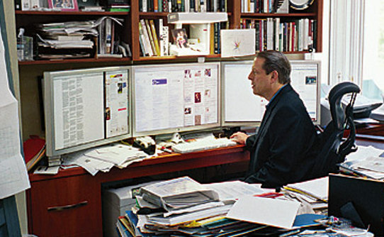 Al Gore using three 30 inch monitors